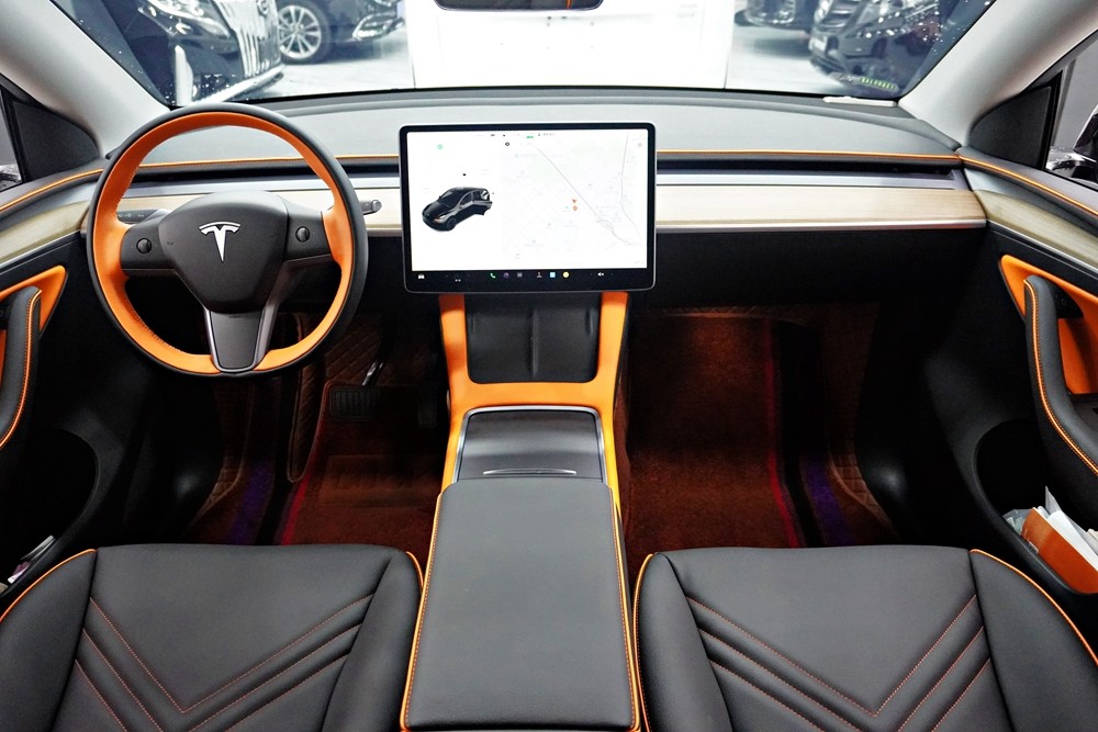 特斯拉model y汽車內(nèi)飾改裝